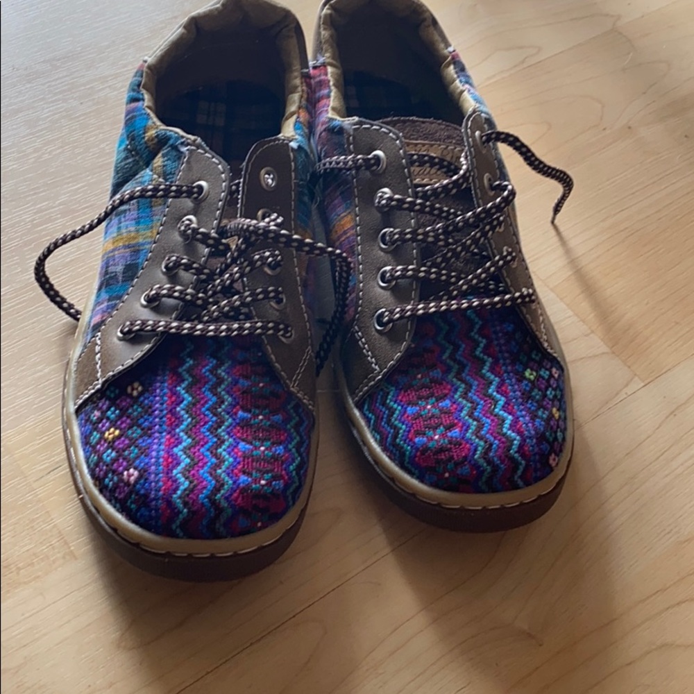 Authentic Guatemalan Tennis Shoes W size 8 (40)